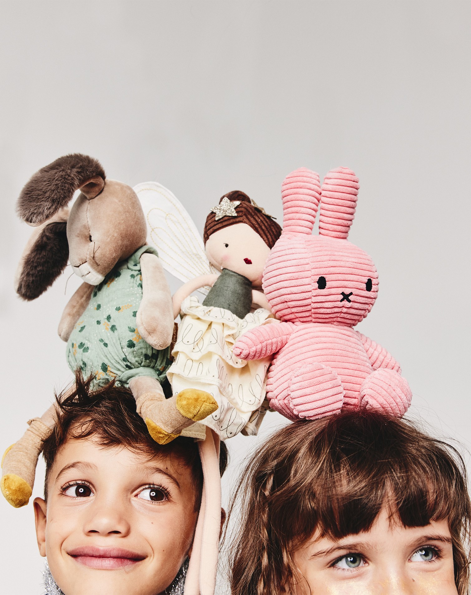 Bambino e bambina con peluche colorati