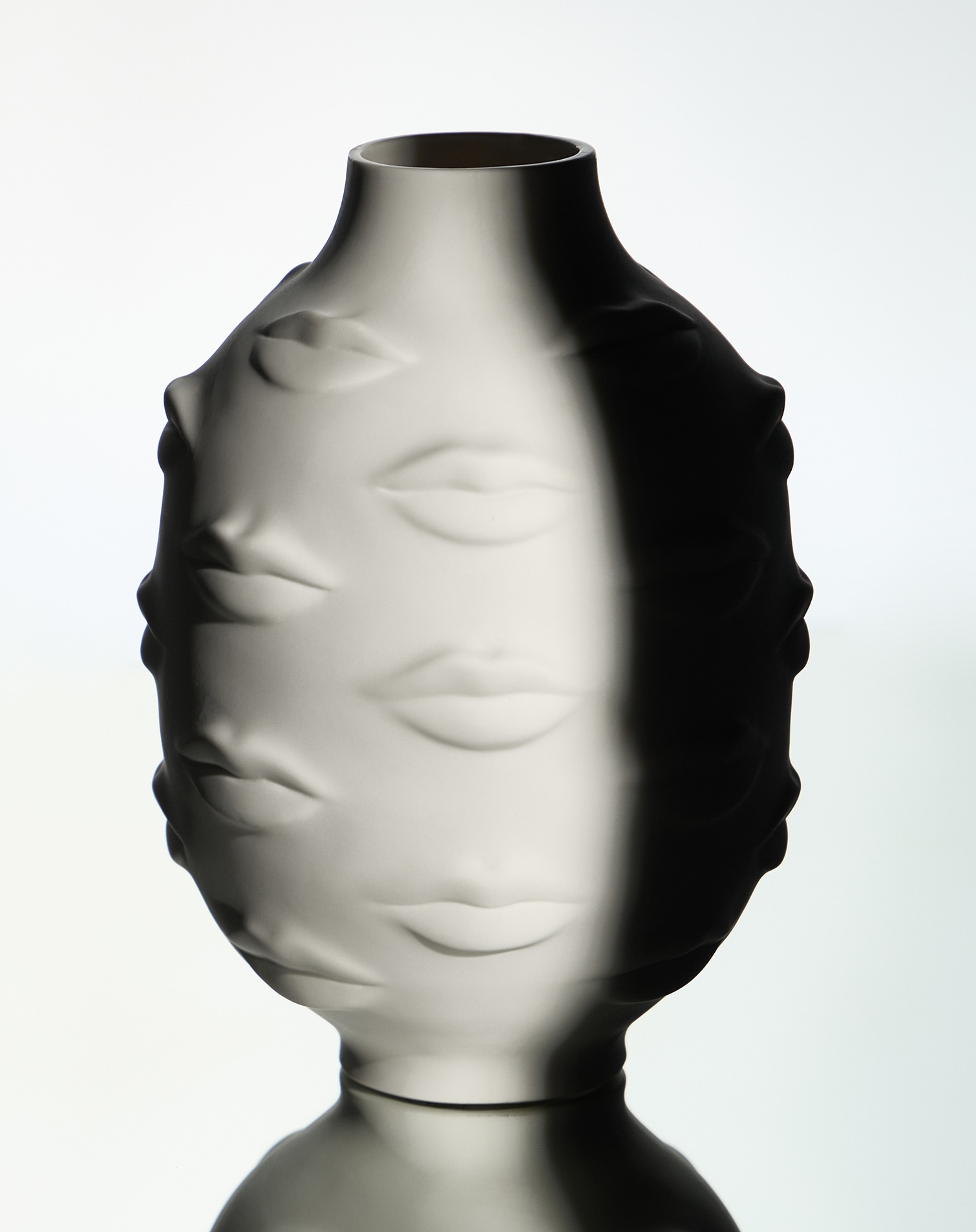 Jarrón Gala Greh Round de porcelana de Jonathan Adler