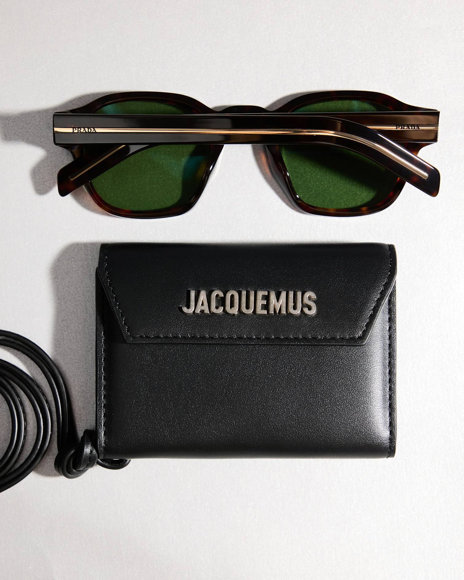 Occhiali da sole Prada e portafoglio Jacquemus.