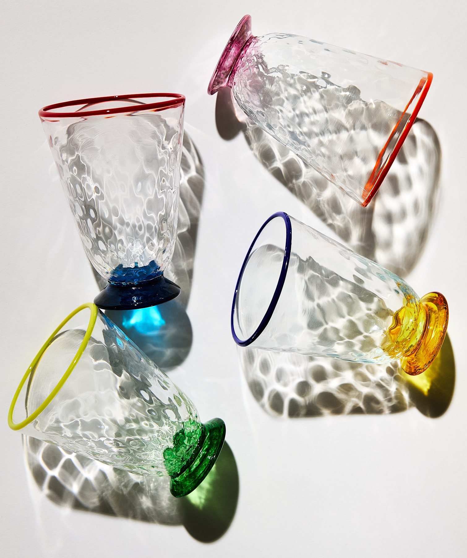 四个Murano玻璃彩色边缘和基底的绗缝效果玻璃杯