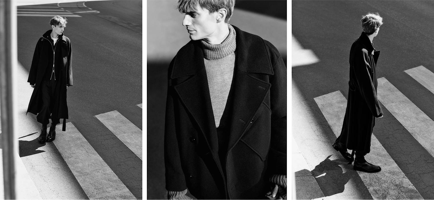Das Model trägt einen langen Wollmantel mit Gürtel, Rollkragenpullover und Lederstiefel.