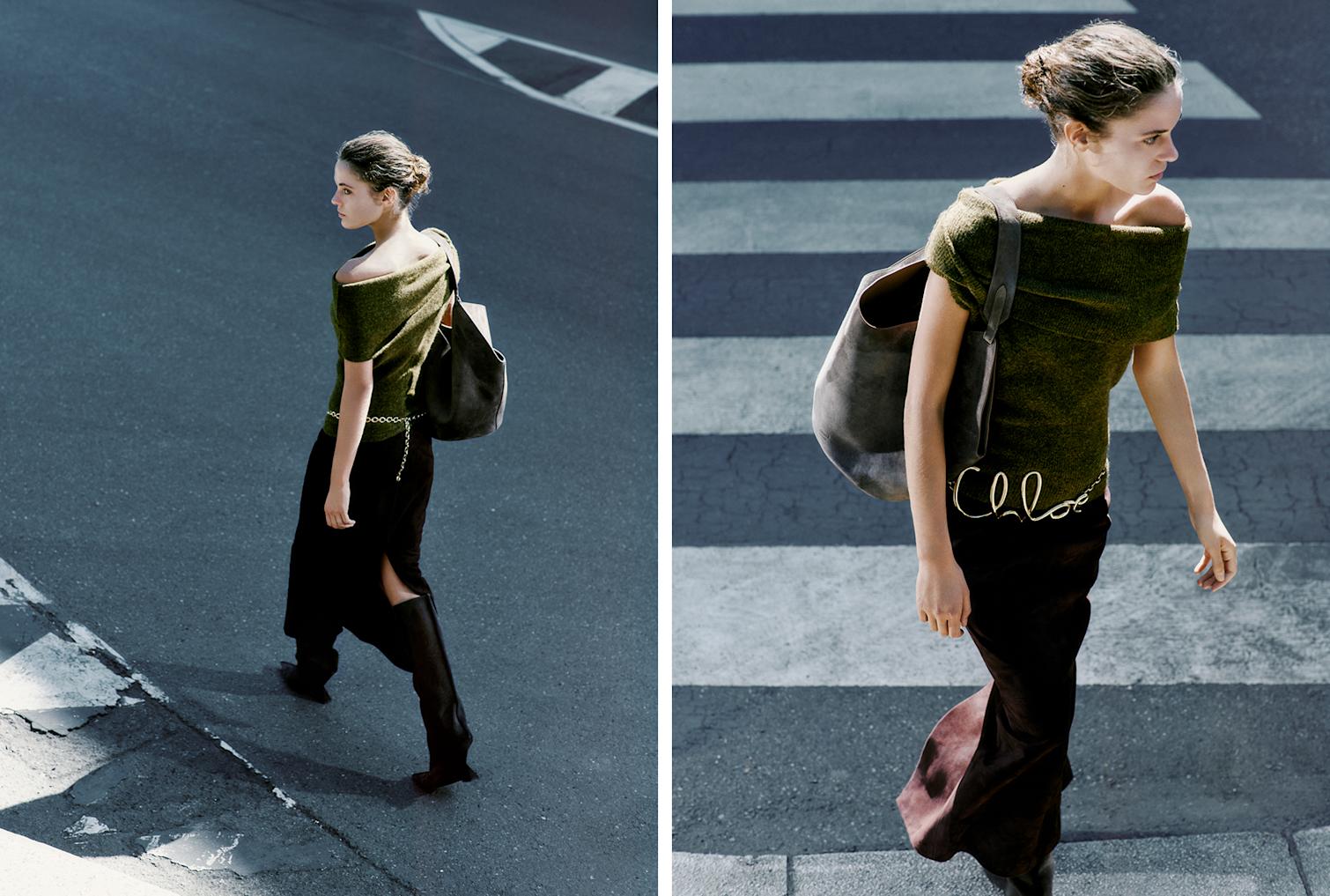 Das Model trägt ein Strickoberteil von Rick Owen, einen Gürtel von Chloè, einen langen Rock von Khaite und eine Wildleder-Einkaufstasche.