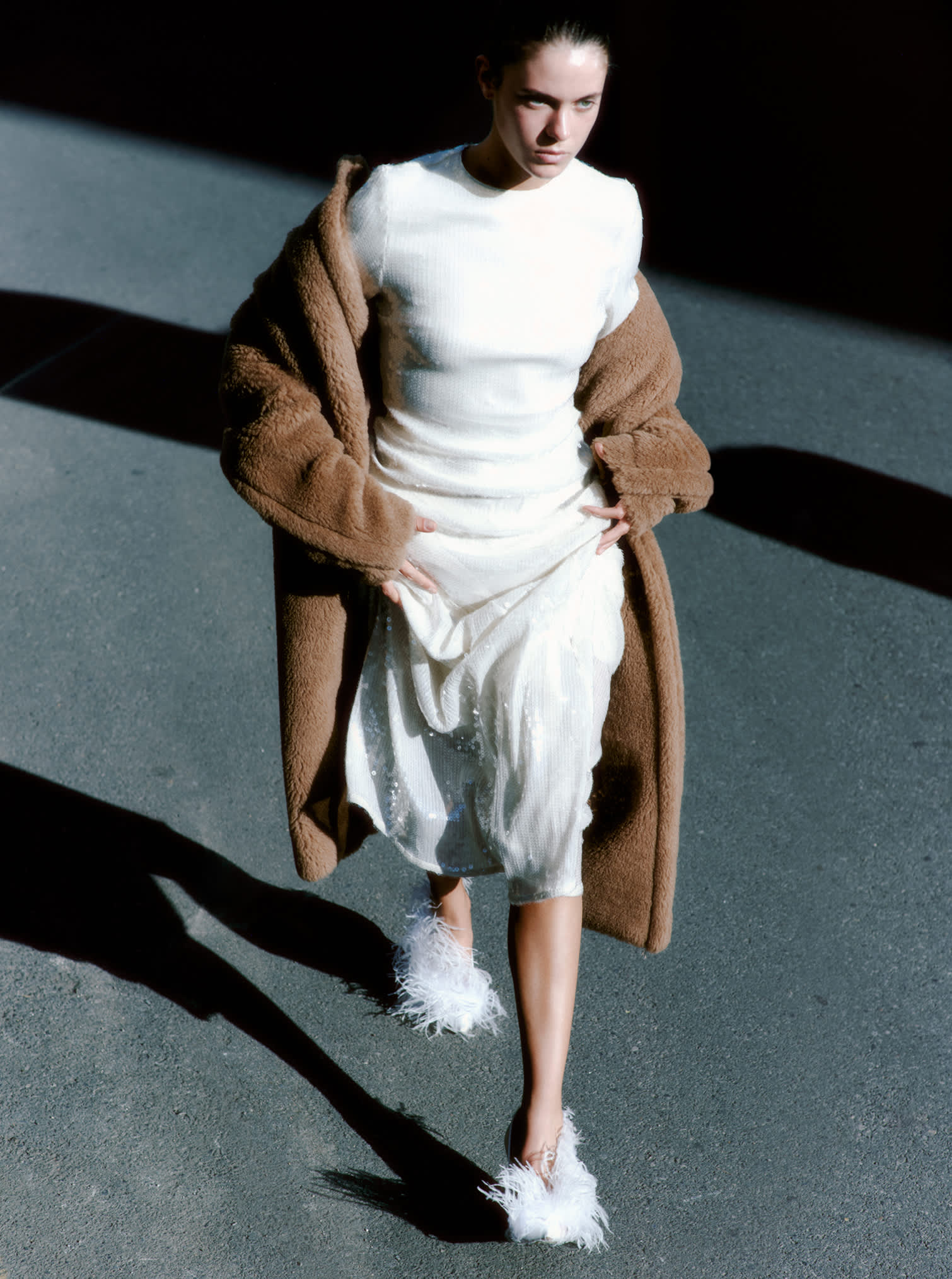 Das Model trägt einen Max Mara-Mantel, ein Rotate-Kleid und Federpumps von Gianvito Rossi.