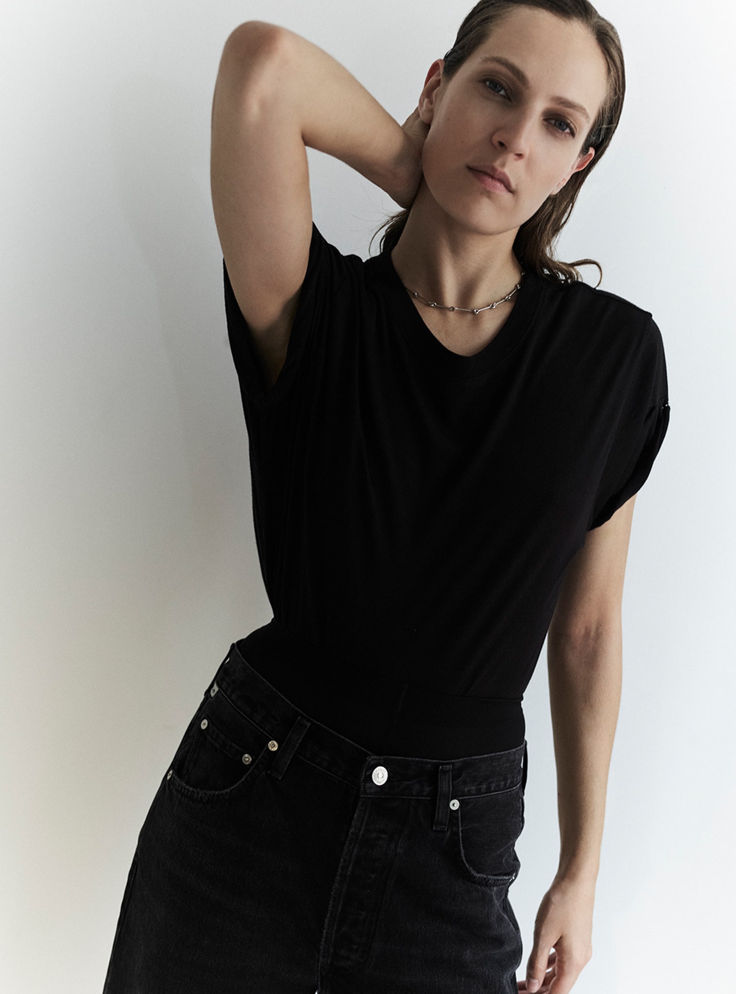 Camiseta negra con vaqueros negros