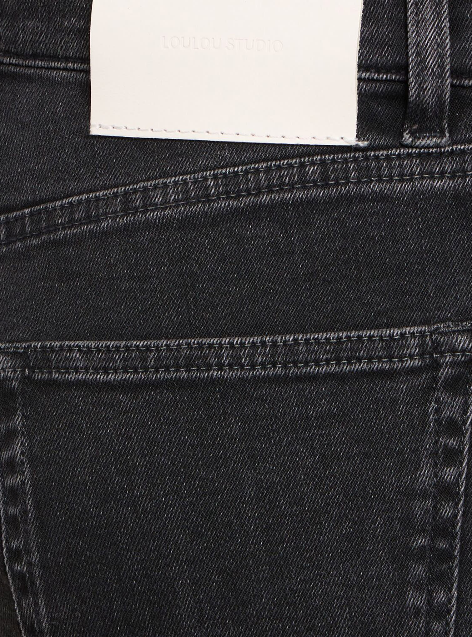Jeans negros con etiqueta