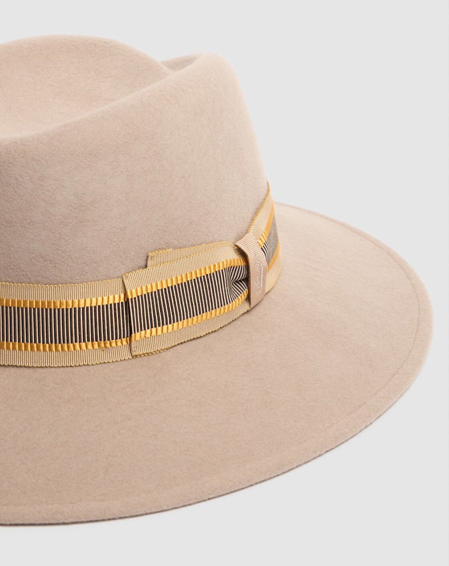 Cappello beige con tesa