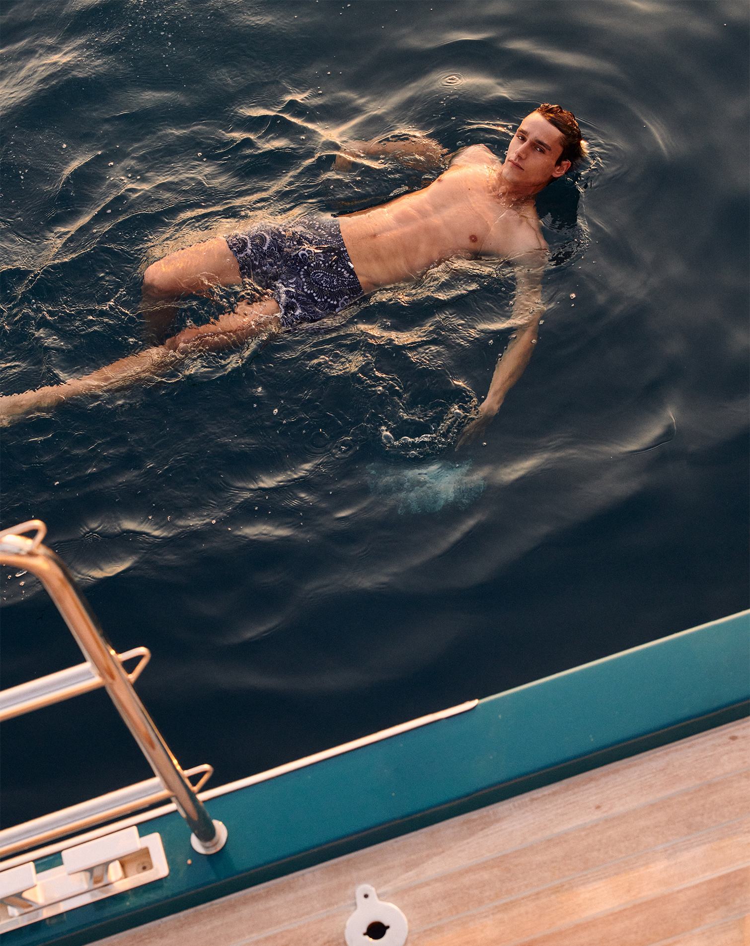 uomo con costume che fa il bagno in mare