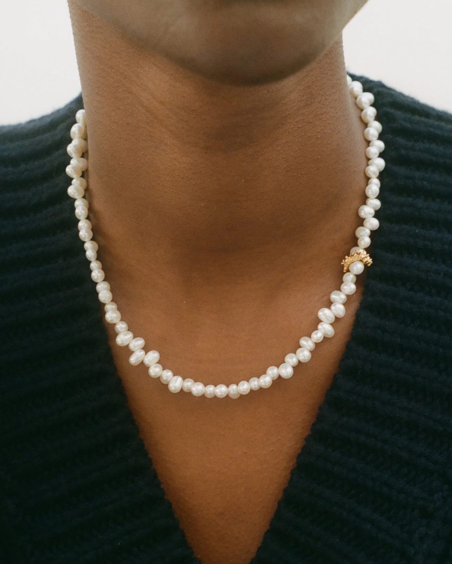 Dainty pearl necklace with gold detail by Alighieri