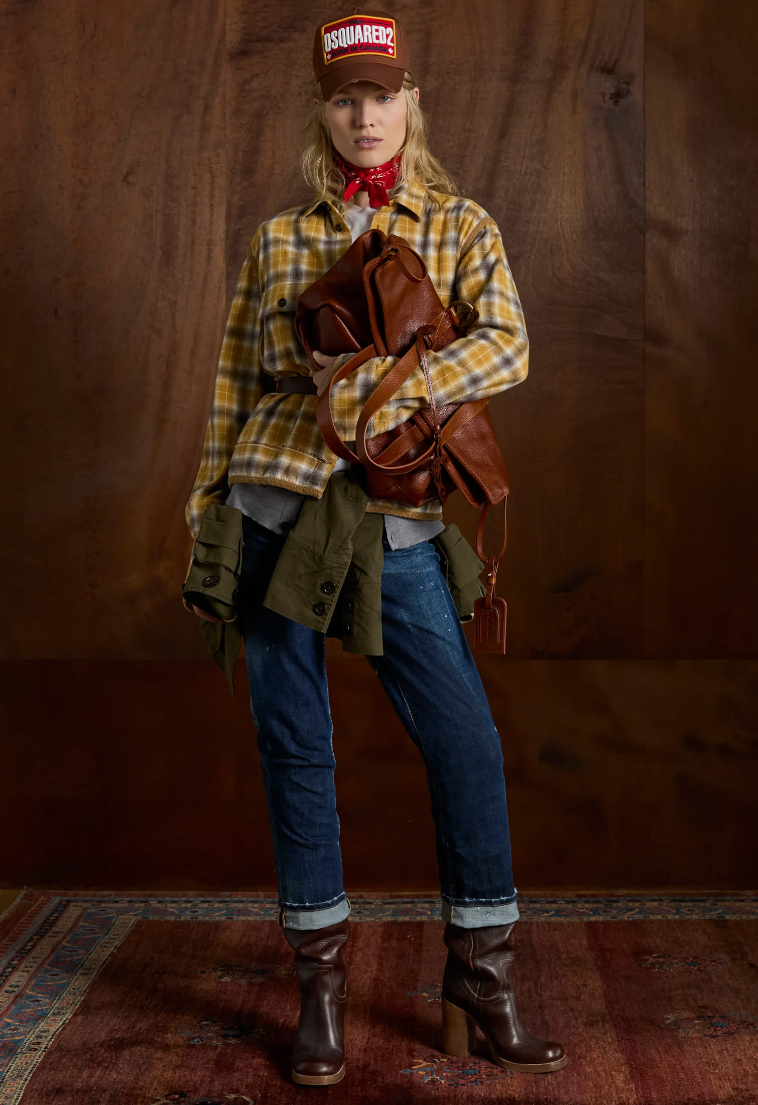 深蓝色直筒卷边牛仔裤