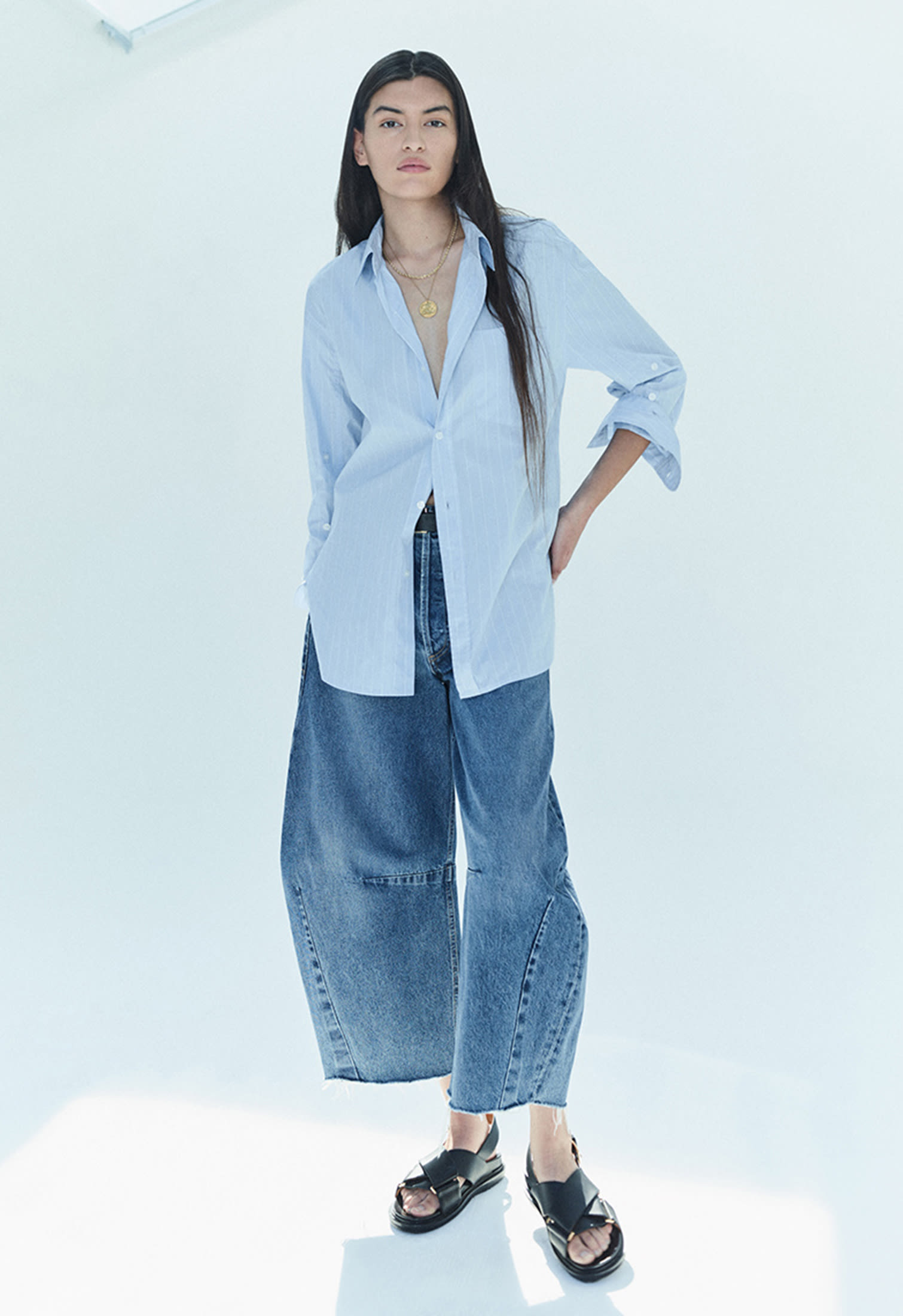 毛边下摆的蓝色筒形牛仔裤