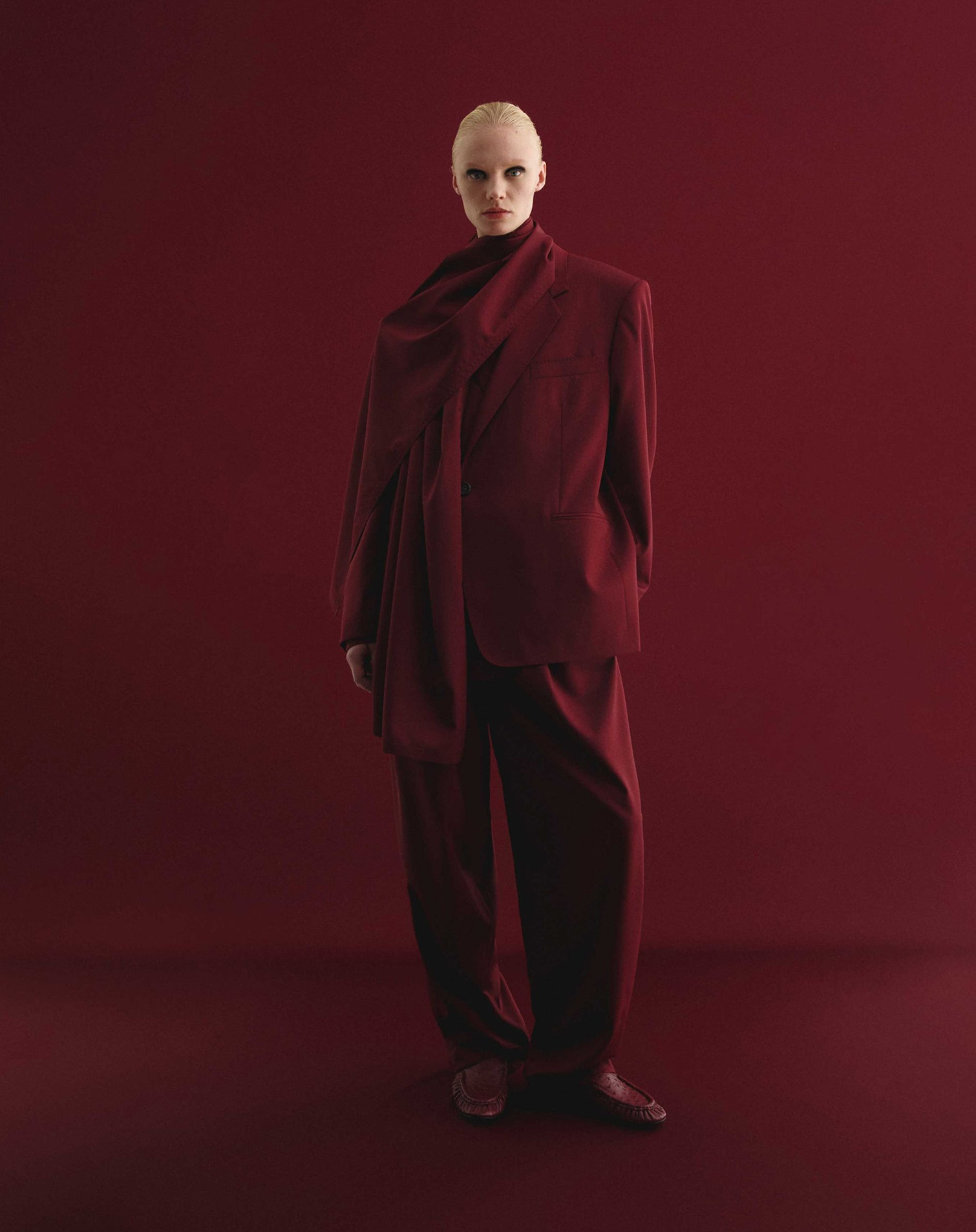 Monochromatic wine red look