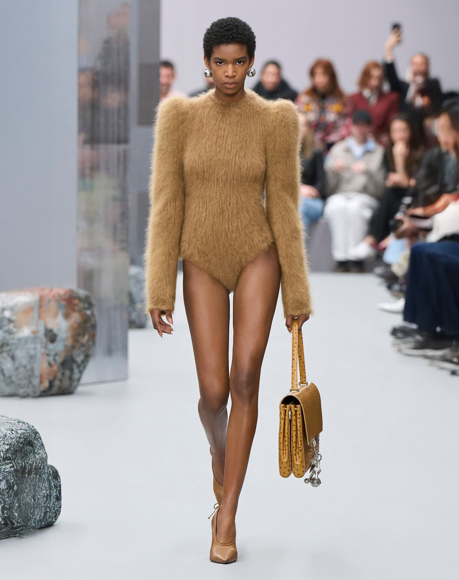 Monochromatic beige outfit with bag