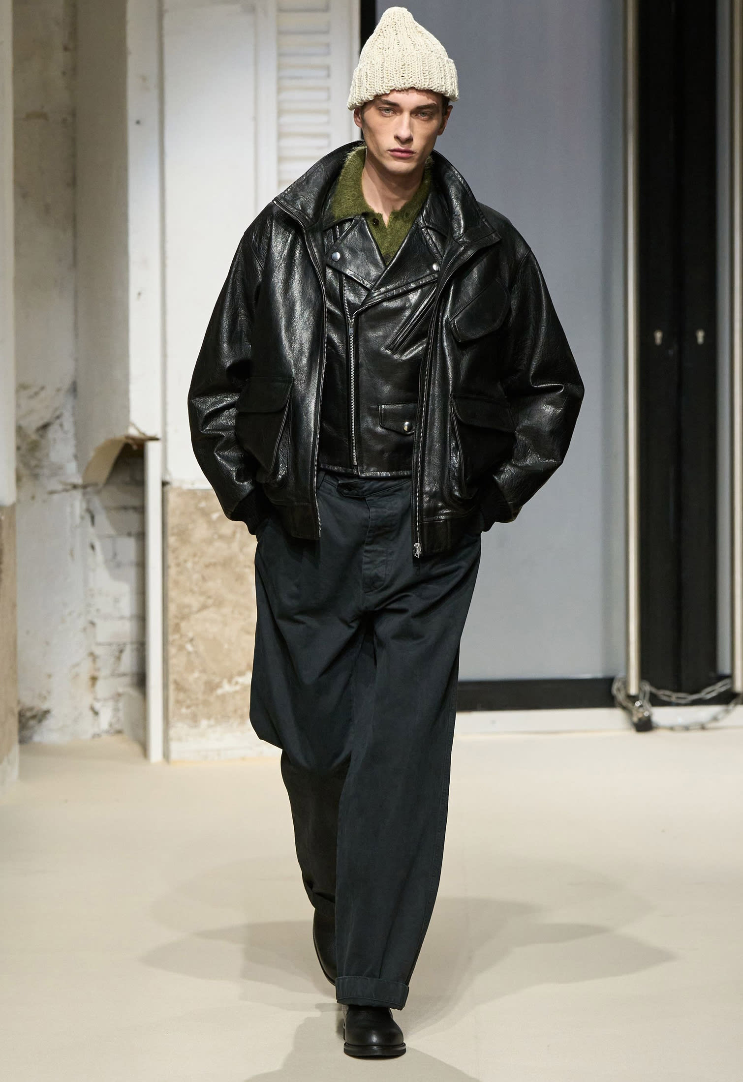 Model wearing an oversized black leather bomber jacket with relaxed fit, Fall Winter 2025-2026 fashion trend