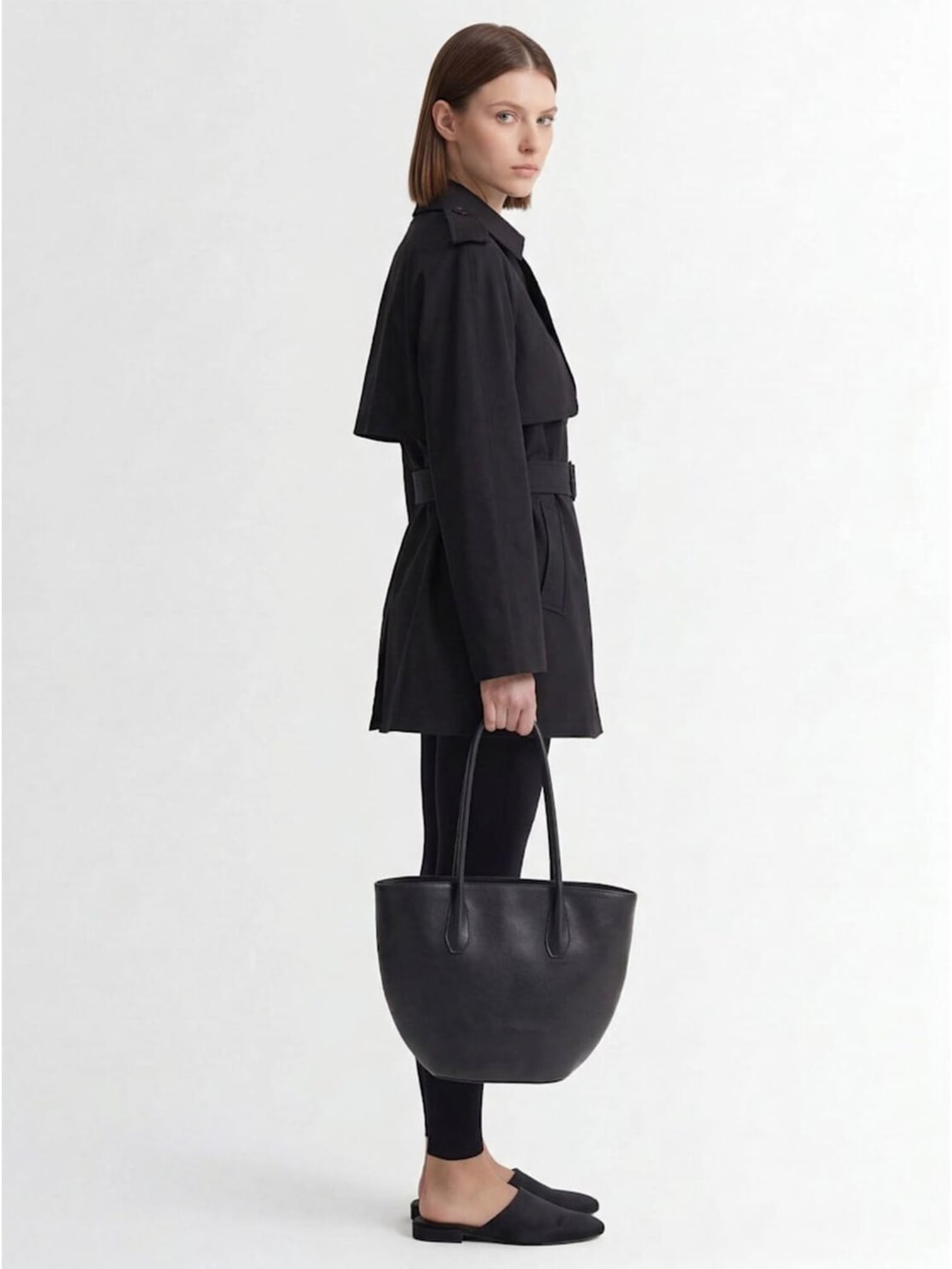 Model with black total look and medium Shopping Bag Alger black leather by The Row